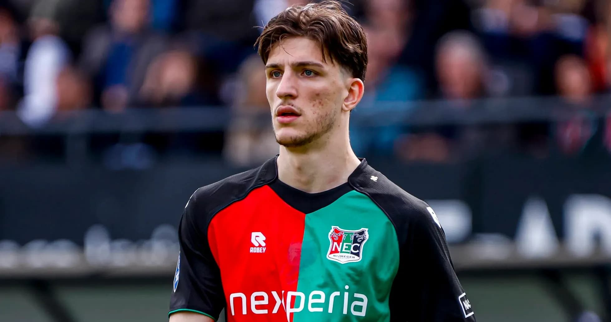 Jugador del NEC Nijmegen en el campo durante el partido