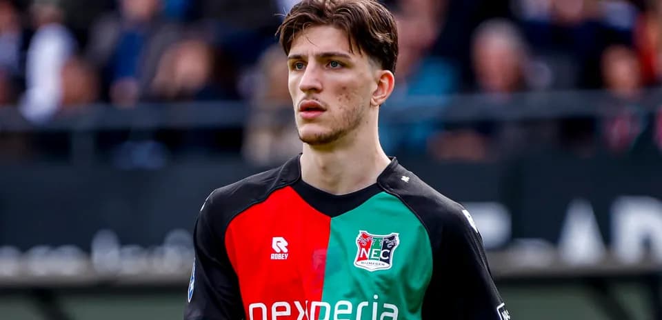 Jugador del NEC Nijmegen en el campo durante el partido