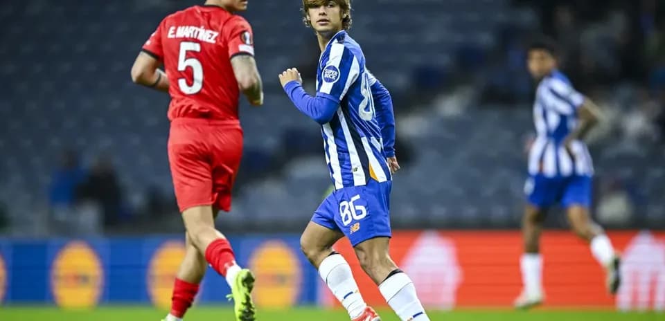 Jugador de Porto corriendo en partido contra adversario