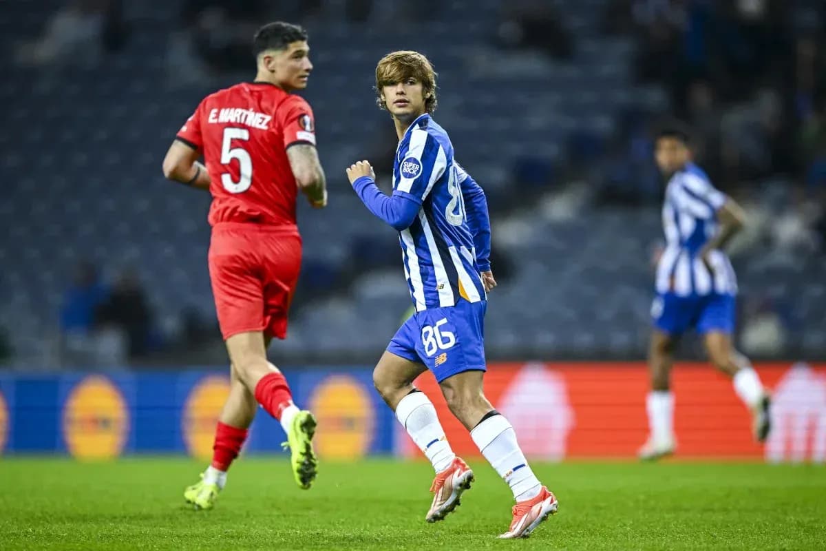Jugador de Porto corriendo en partido contra adversario