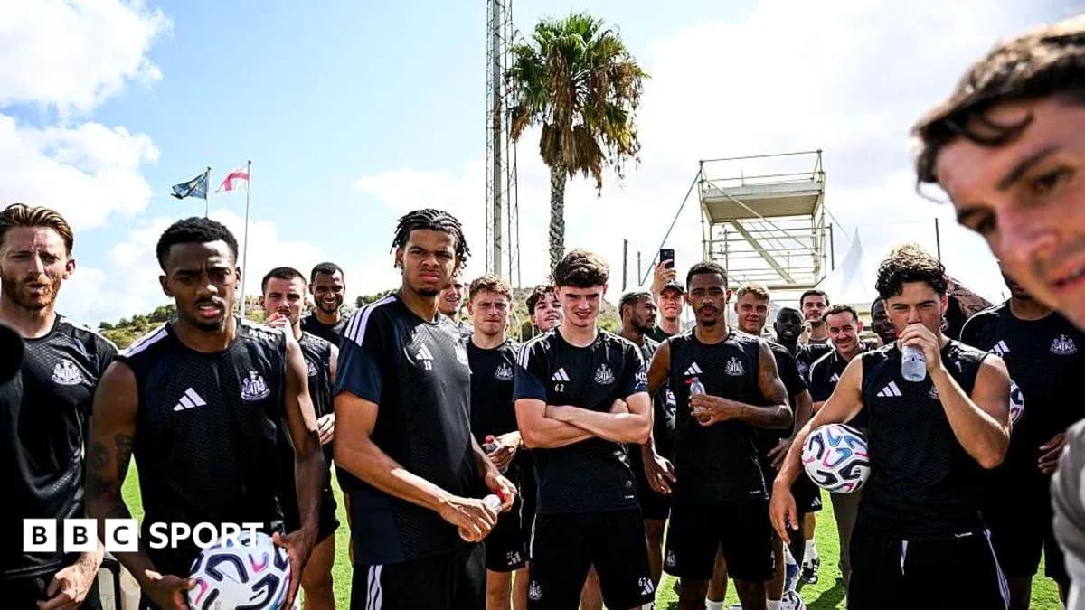 Jugadores de Newcastle reunidos en entrenamiento al aire libre
