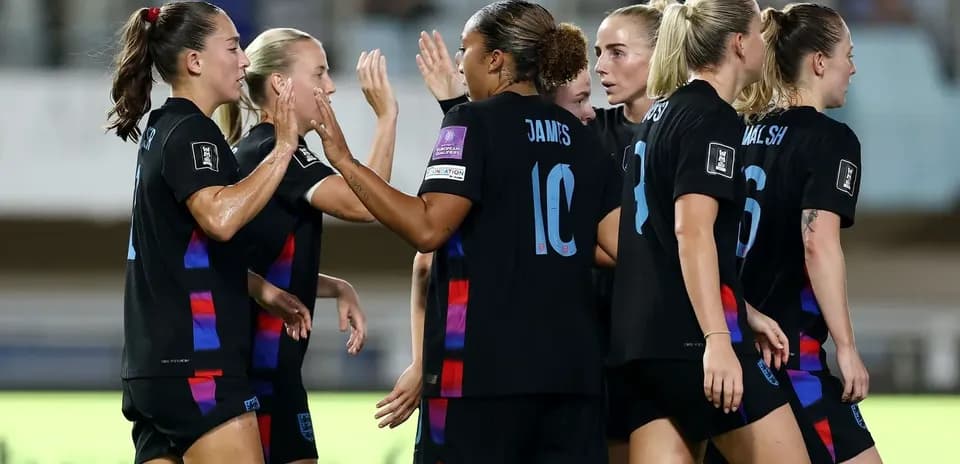 Jugadoras de Inglaterra celebrando un gol en el partido