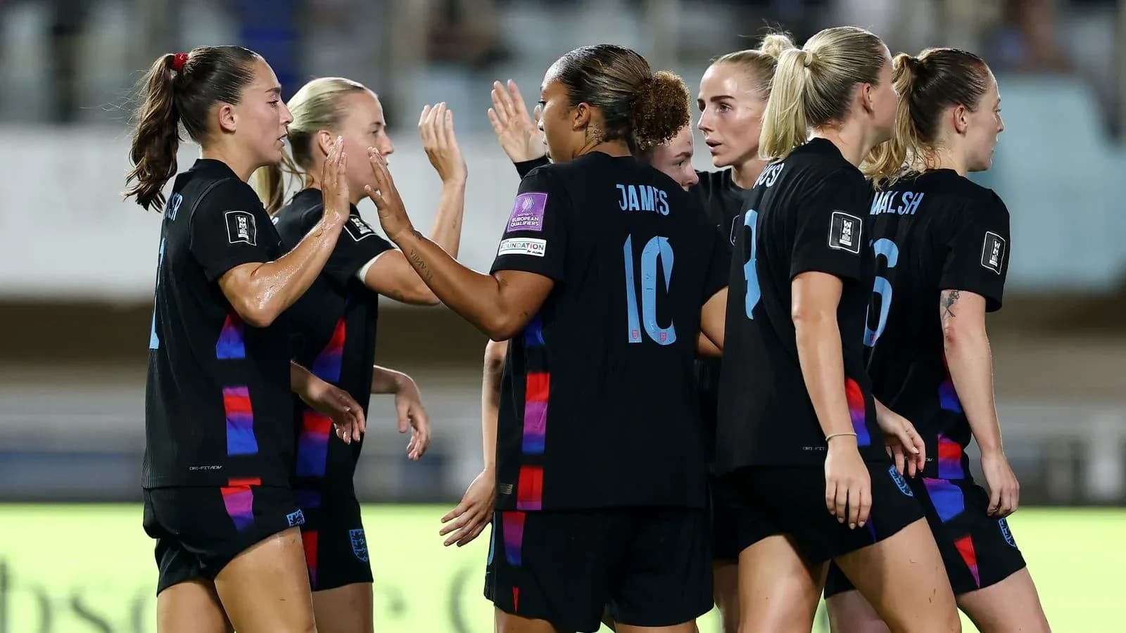 Jugadoras de Inglaterra celebrando un gol en el partido