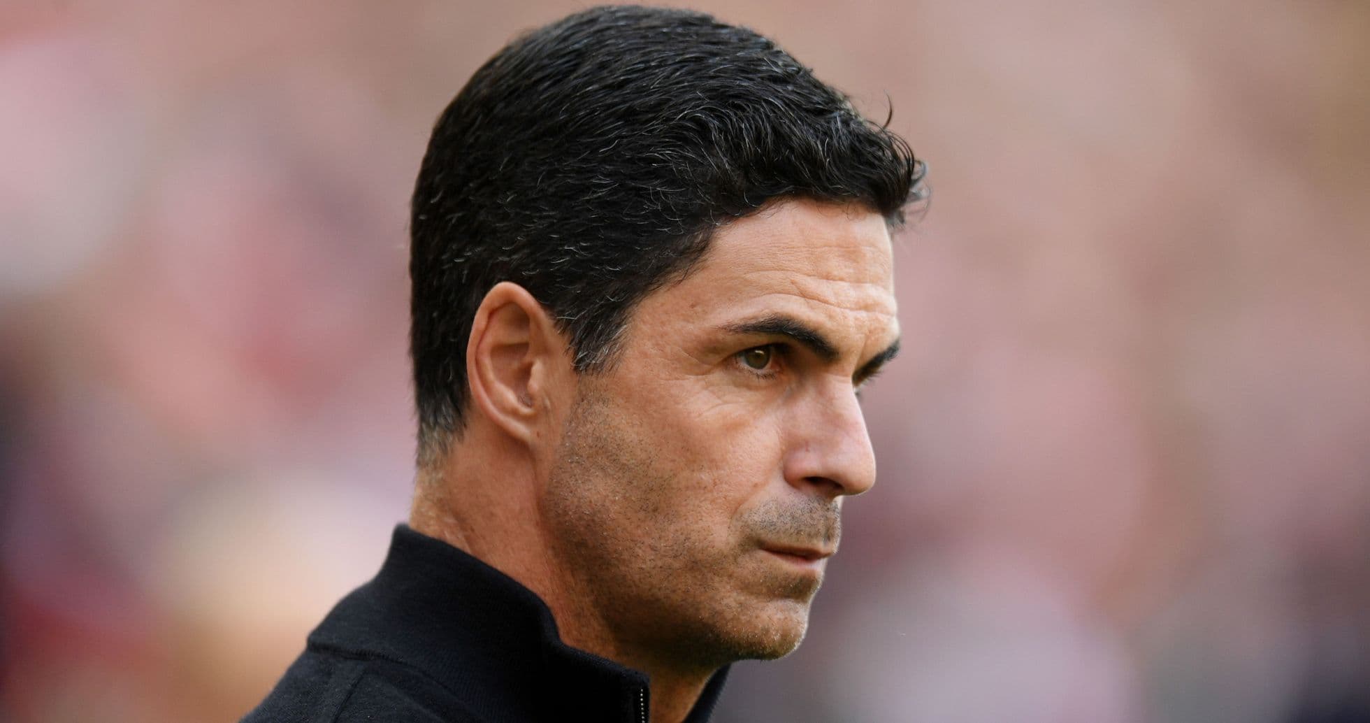 Entrenador observando el partido desde la banda