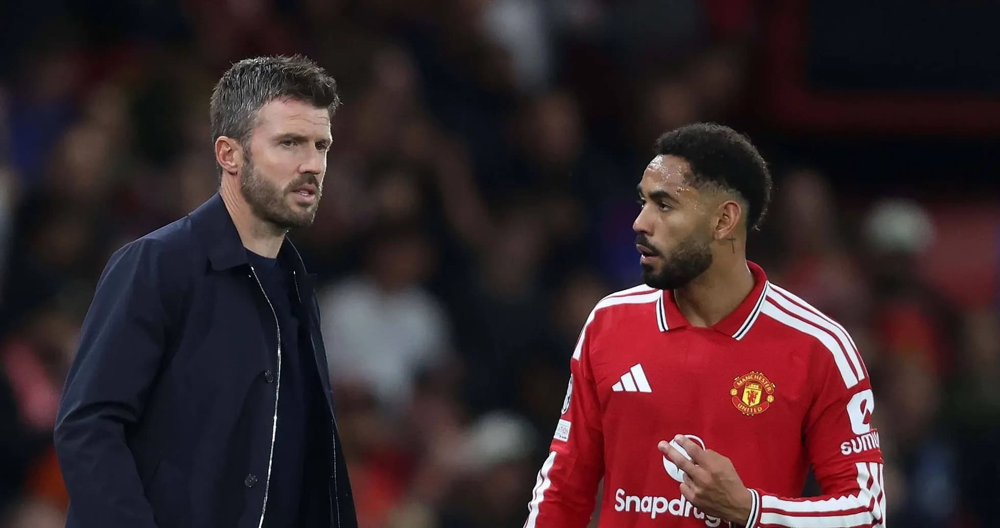 Entrenador y jugador de Manchester United conversando