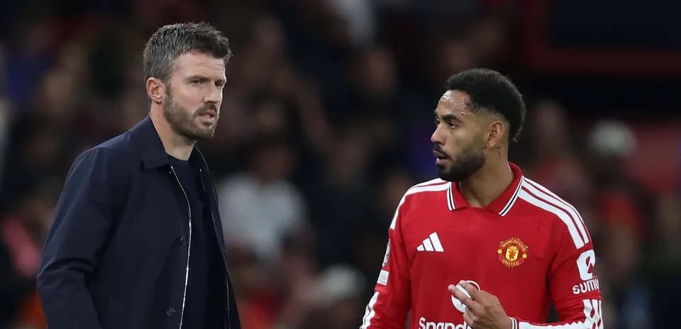 Entrenador y jugador de Manchester United conversando
