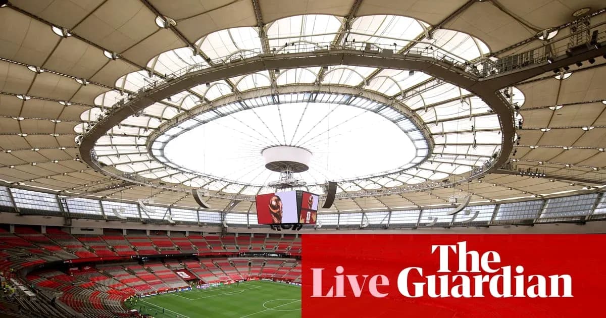 Interior del estadio con techo retráctil y pantallas