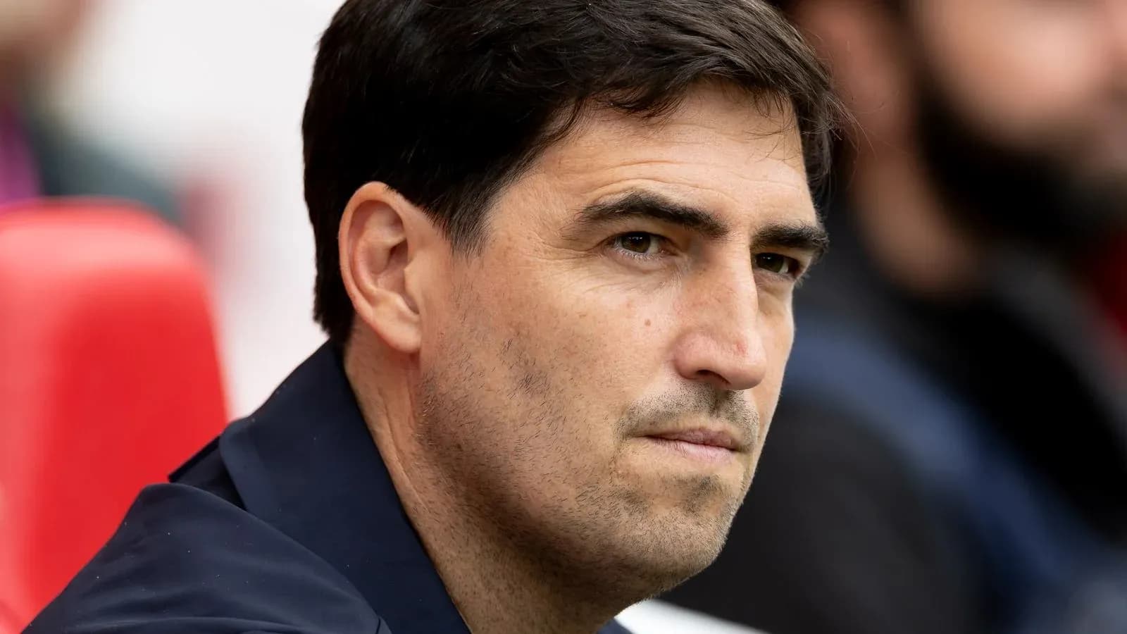 Entrenador en el banquillo durante el partido