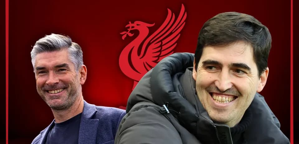 Entrenadores sonrientes con fondo del logo de Liverpool