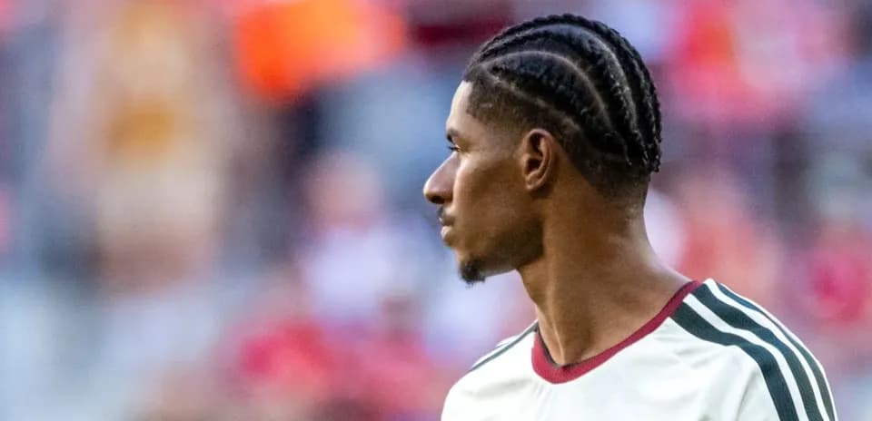 Jugador con trenzas en camiseta del equipo