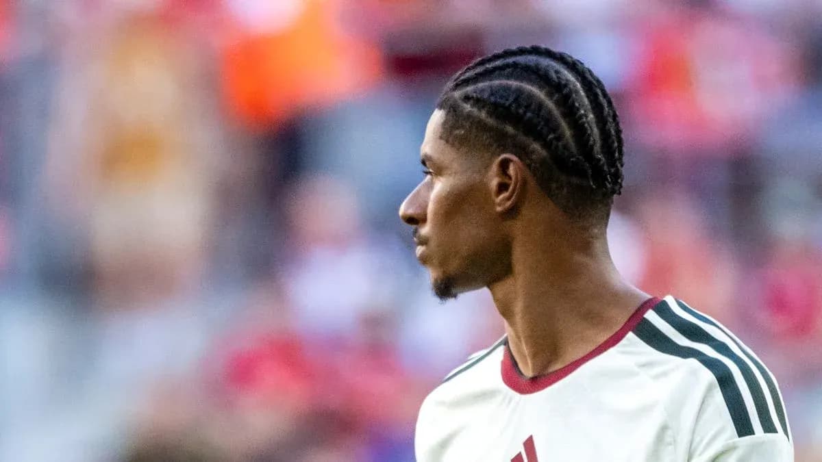 Jugador con trenzas en camiseta del equipo
