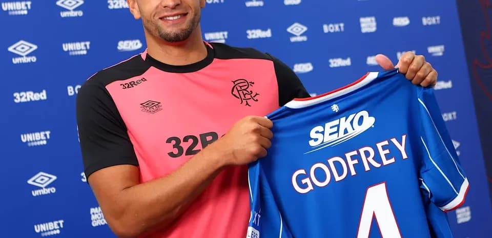 Jugador sosteniendo camiseta con el nombre Godfrey