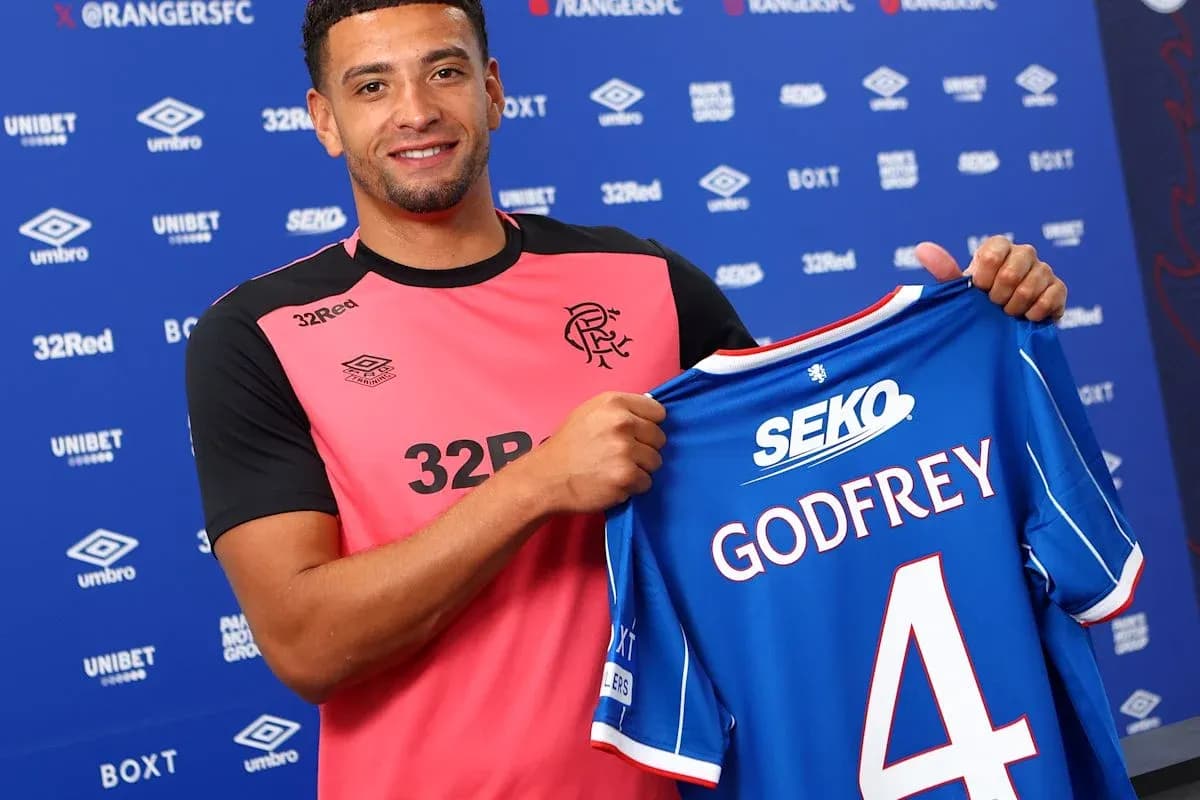 Jugador sosteniendo camiseta con el nombre Godfrey