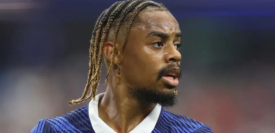 Jugador de fútbol con trenzas durante un partido