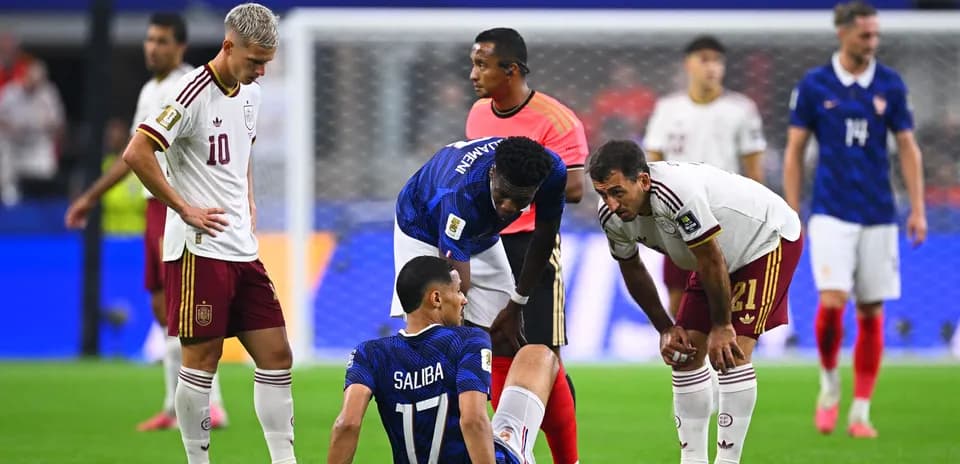 Jugadores de Francia y España en el suelo