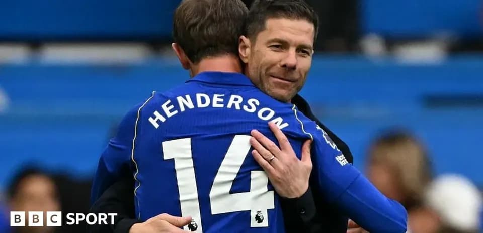 Dos hombres abrazándose en un partido de fútbol