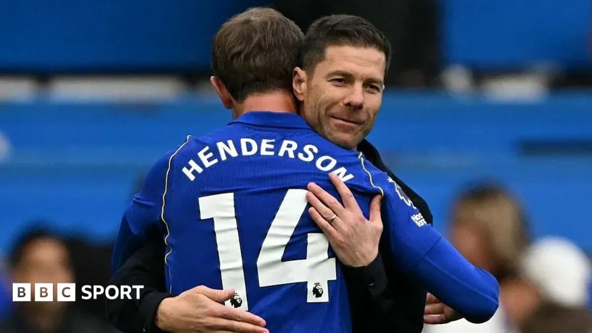 Dos hombres abrazándose en un partido de fútbol