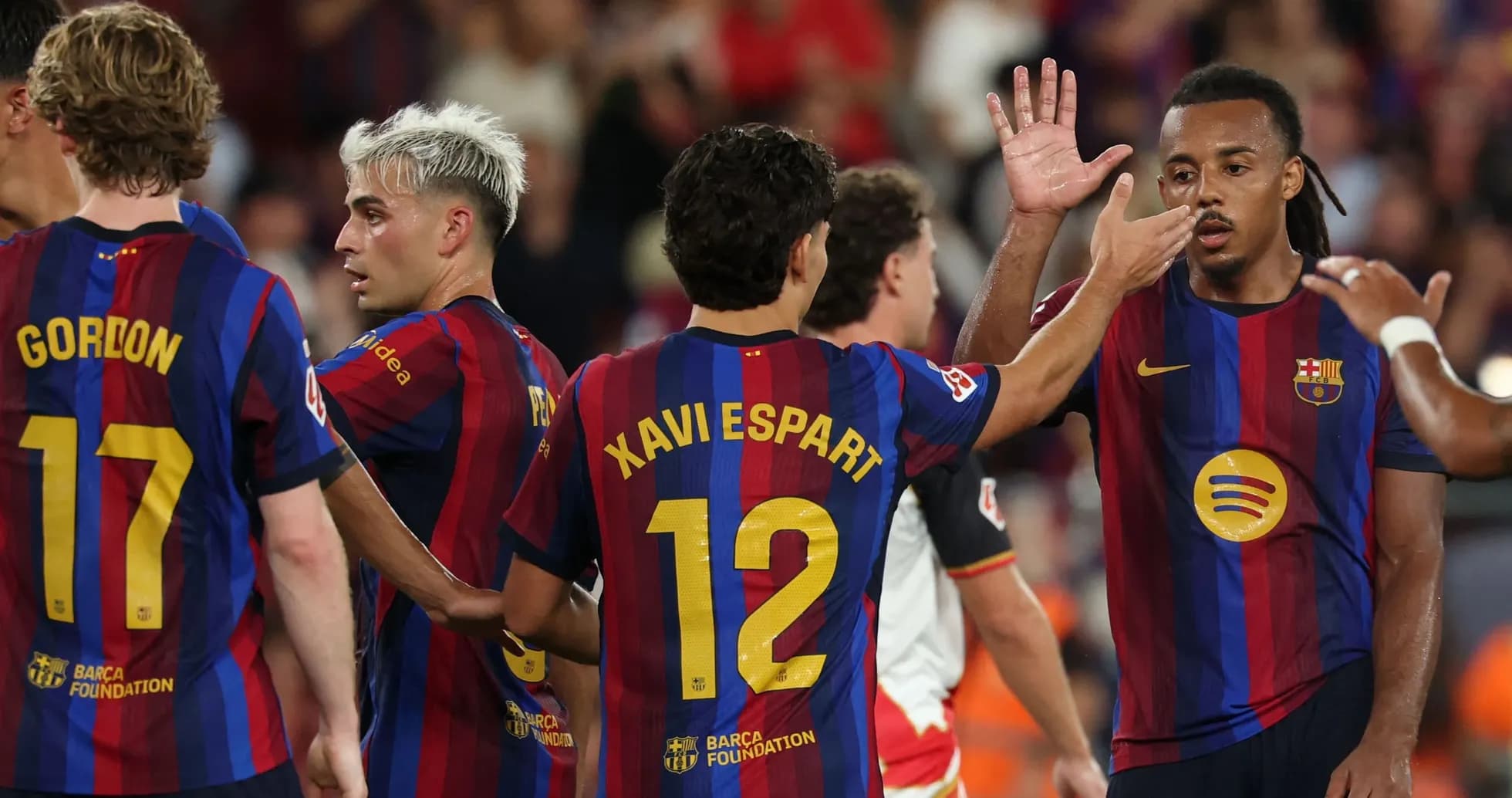 Jugadores del FC Barcelona celebrando en el campo