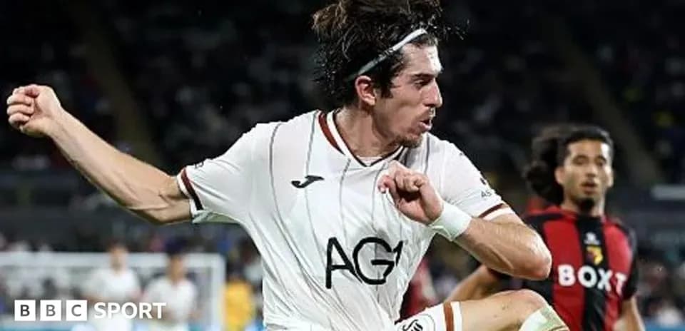 Jugador de fútbol lanzando una patada en el partido