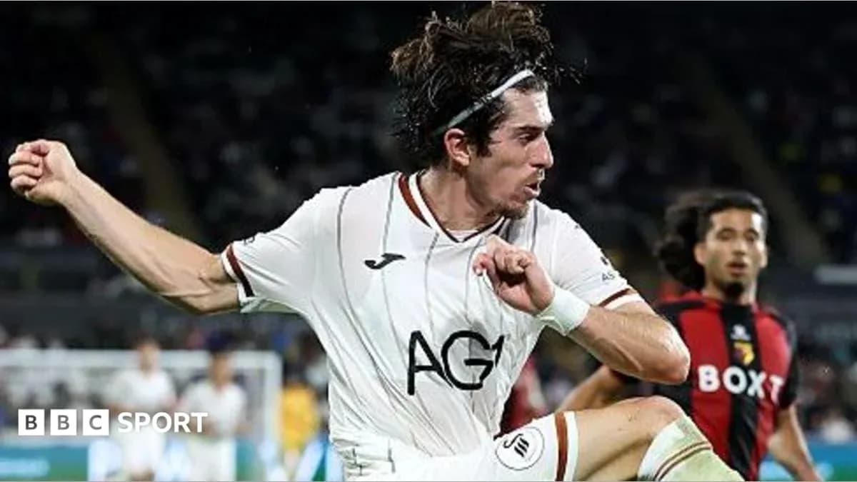 Jugador de fútbol lanzando una patada en el partido