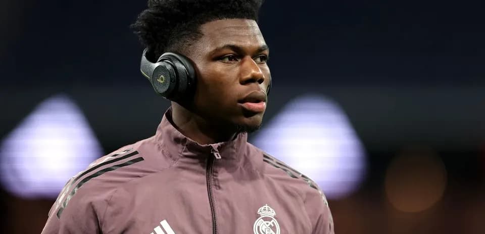 Jugador de Real Madrid usando auriculares antes del partido