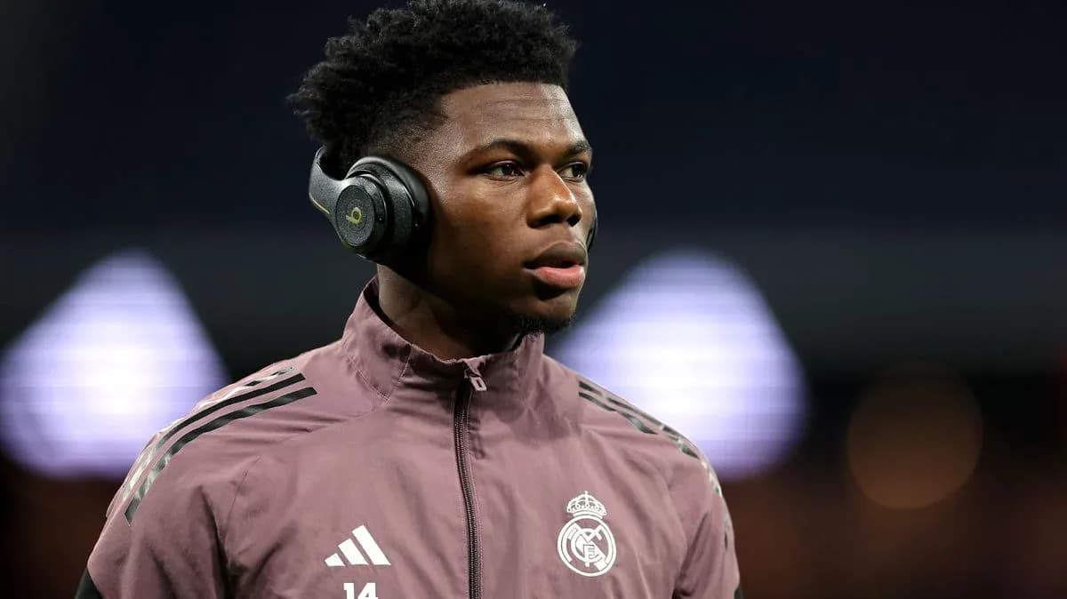 Jugador de Real Madrid usando auriculares antes del partido