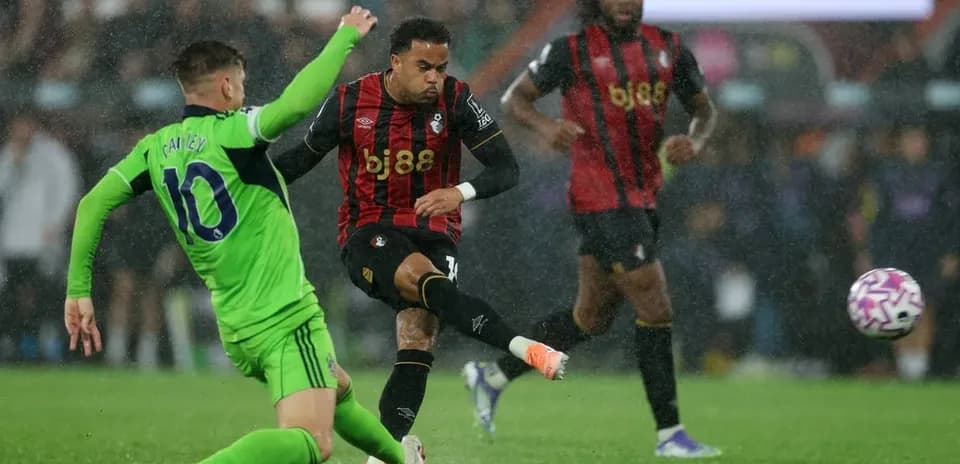 Jugadores de Bournemouth en acción durante el partido