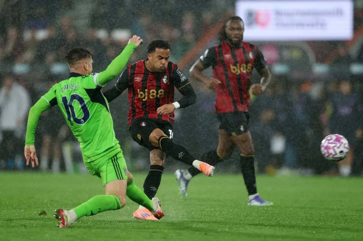 Jugadores de Bournemouth en acción durante el partido
