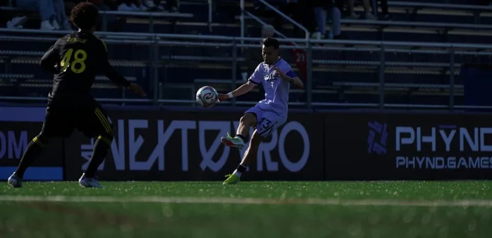 Jugador de Columbus Crew II controlando el balón