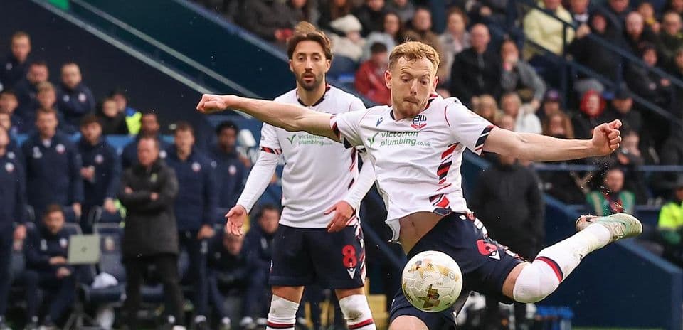 Jugador de Bolton golpeando el balón durante el partido