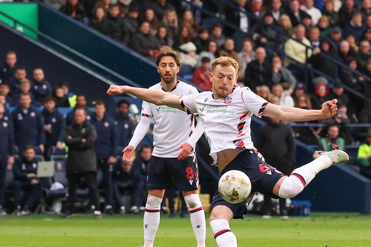 Jugador de Bolton golpeando el balón durante el partido