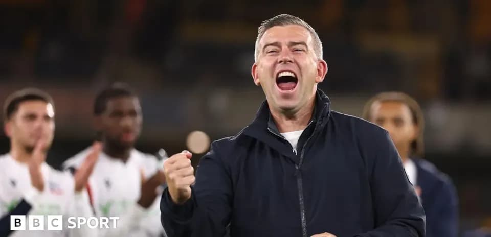 Entrenador celebrando con equipo tras victoria