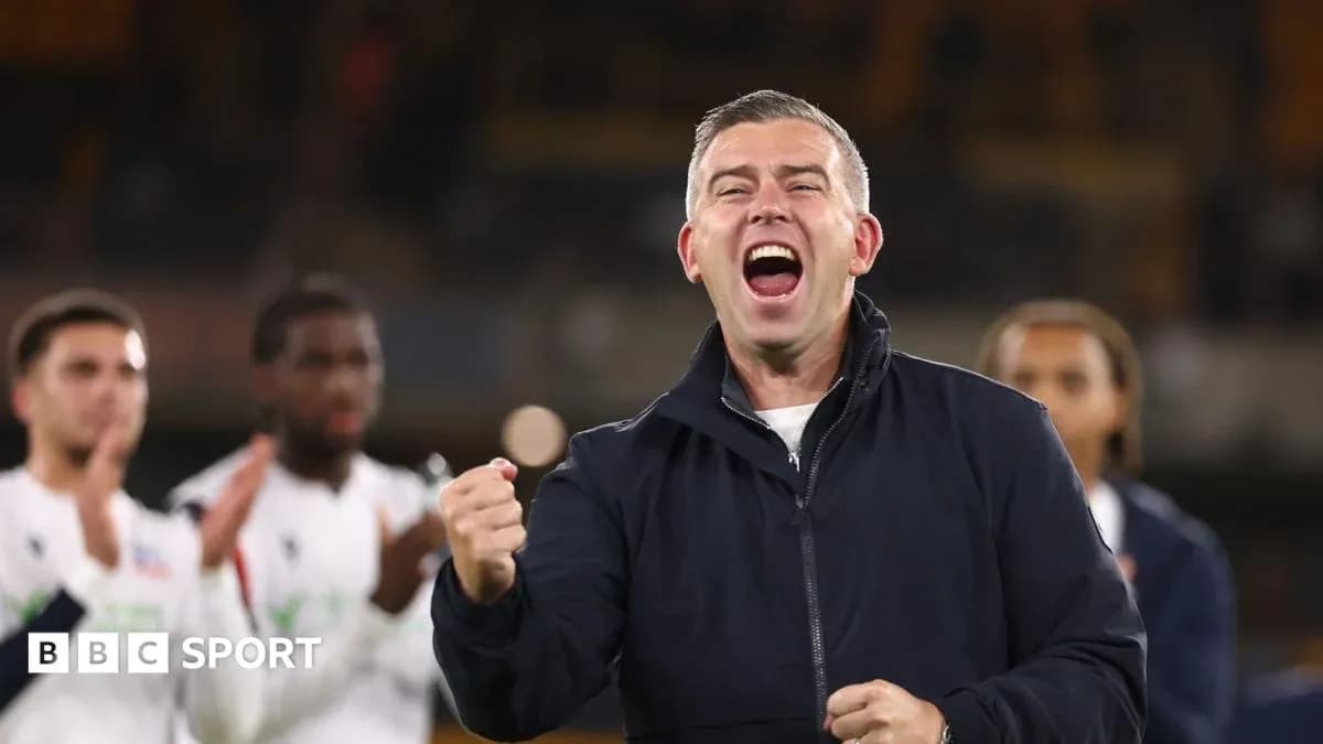 Entrenador celebrando con equipo tras victoria
