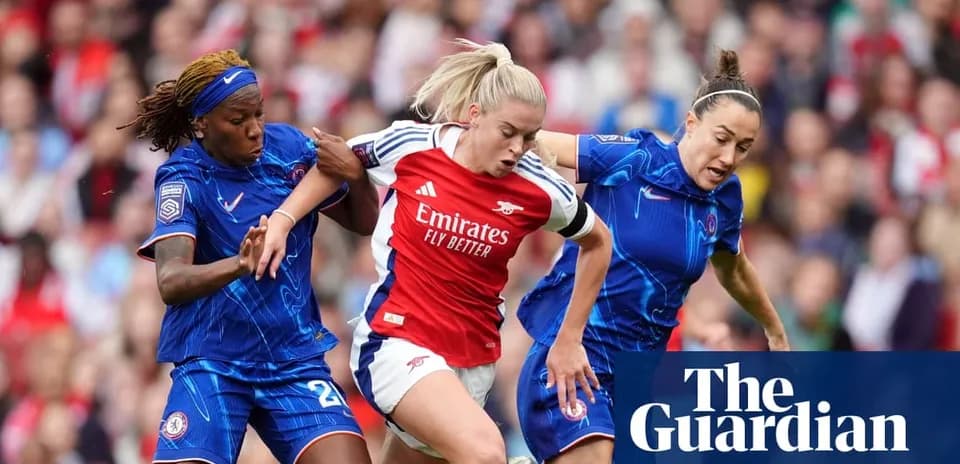 Jugadora de Arsenal luchando entre dos rivales del Chelsea