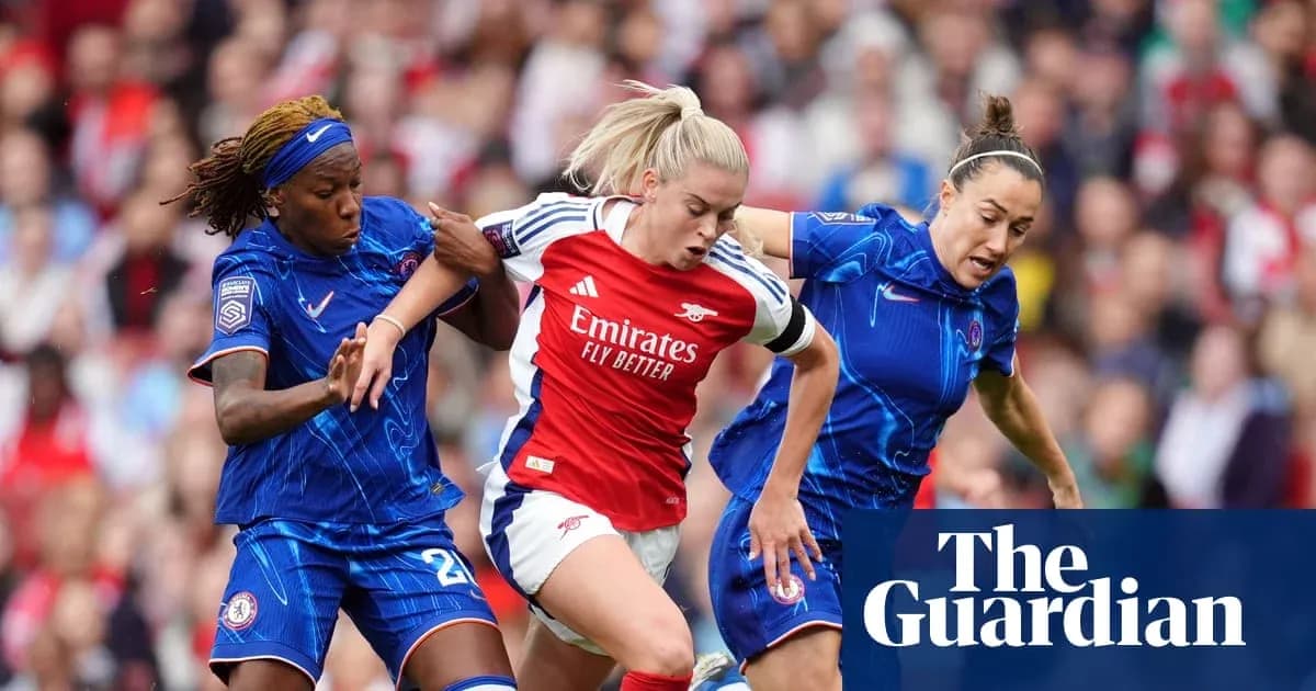Jugadora de Arsenal luchando entre dos rivales del Chelsea