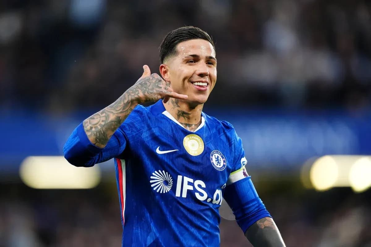 Jugador de Chelsea celebrando con gesto de llamada