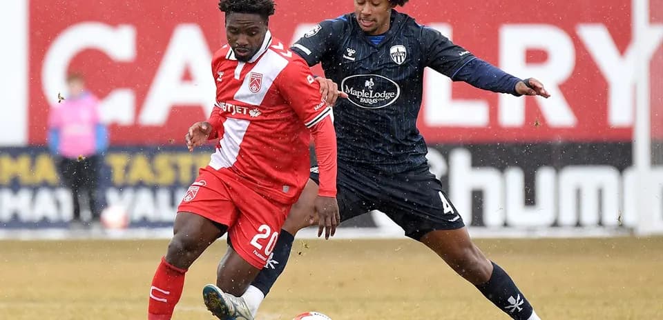 Jugadores de Atlético Ottawa y Cavalry FC en acción