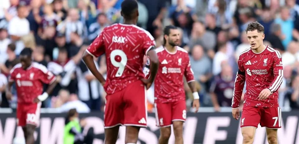 Jugadores de Liverpool en el campo durante partido