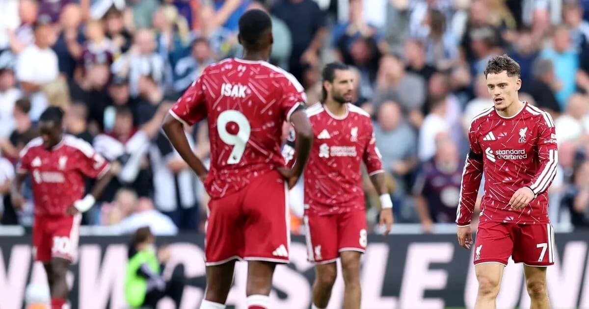 Jugadores de Liverpool en el campo durante partido