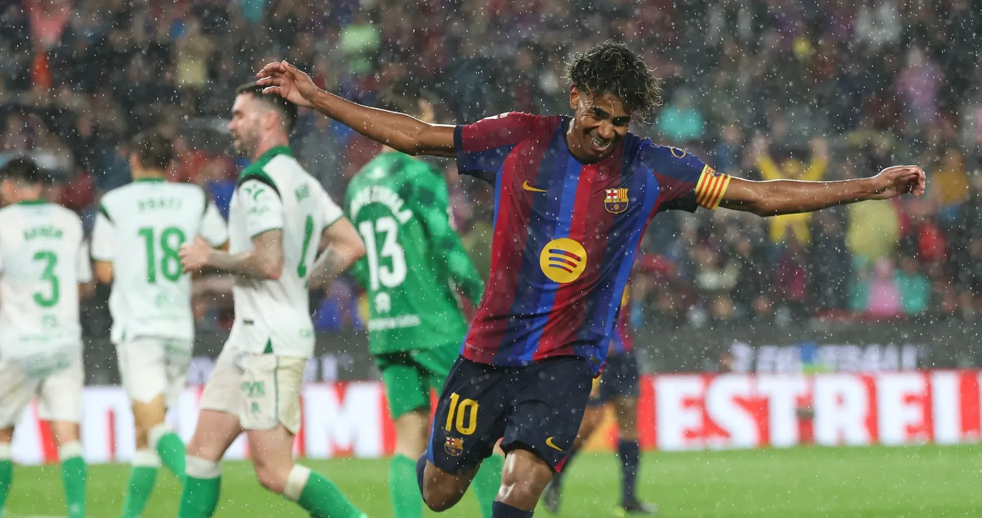 Jugador de Barcelona celebra un gol bajo la lluvia