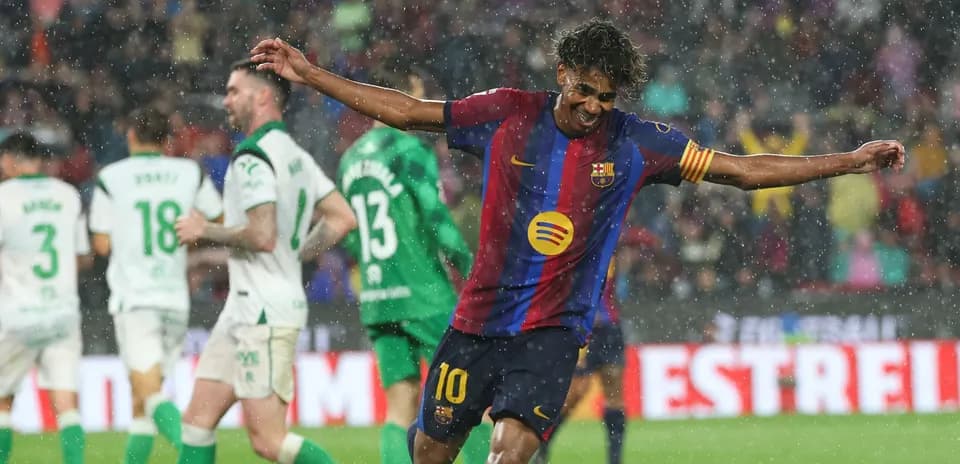 Jugador de Barcelona celebra un gol bajo la lluvia