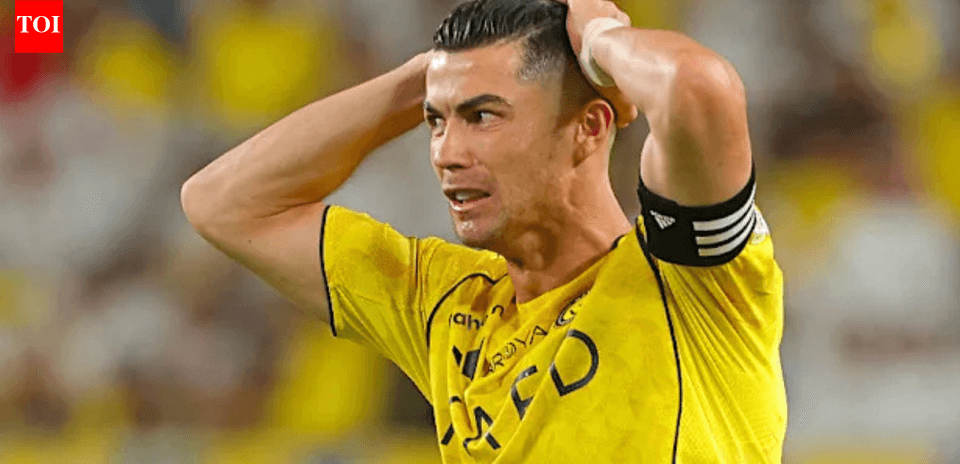 Jugador sosteniendo la cabeza durante el partido