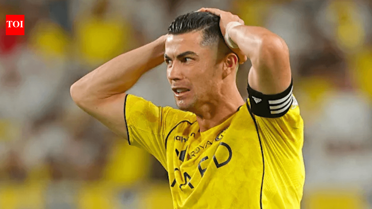 Jugador sosteniendo la cabeza durante el partido