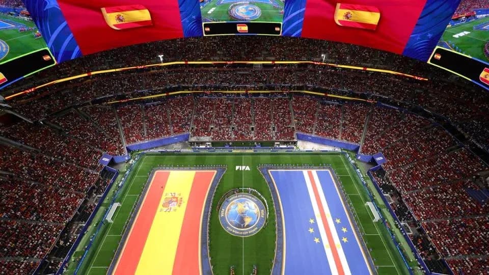 Estadio con banderas de España y Cabo Verde