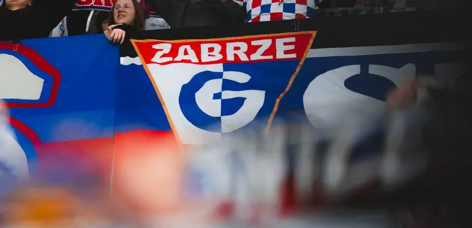 Aficionados sosteniendo una bandera de Gornik Zabrze