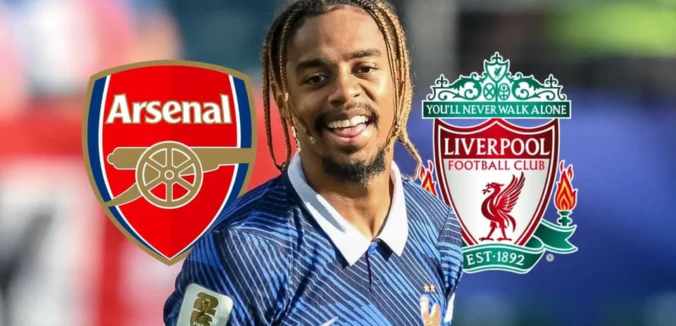 Jugador sonriendo entre los logotipos de Arsenal y Liverpool