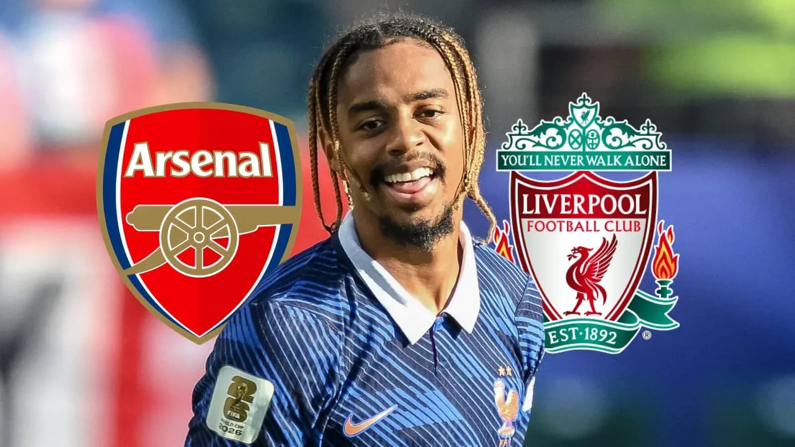Jugador sonriendo entre los logotipos de Arsenal y Liverpool