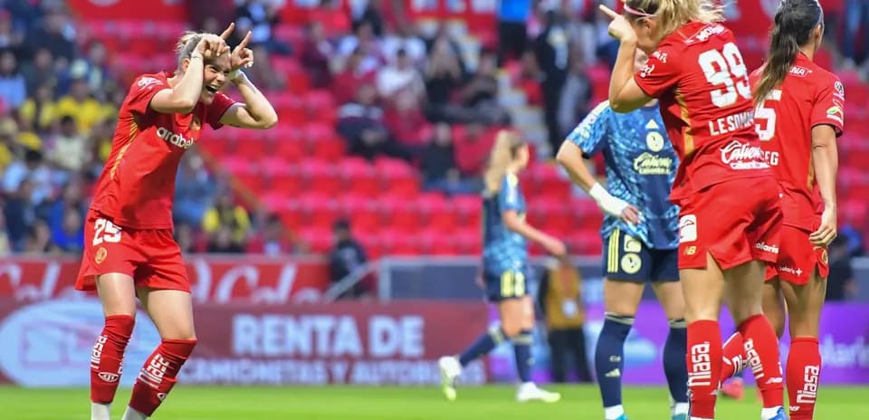 Jugadoras de Toluca celebrando un gol