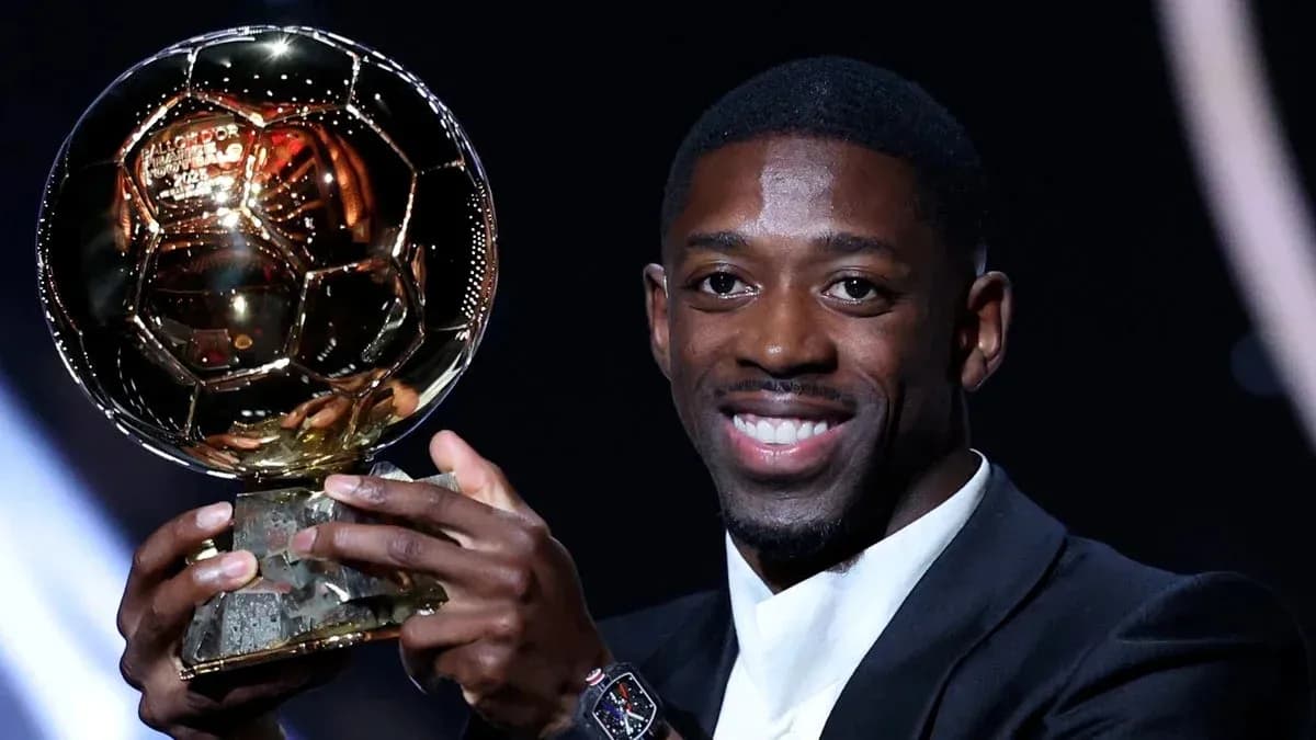 Jugador sosteniendo el Balón de Oro con una sonrisa