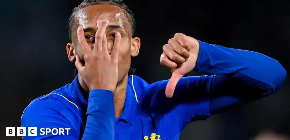 Jugador mostrando gesto con las manos durante partido